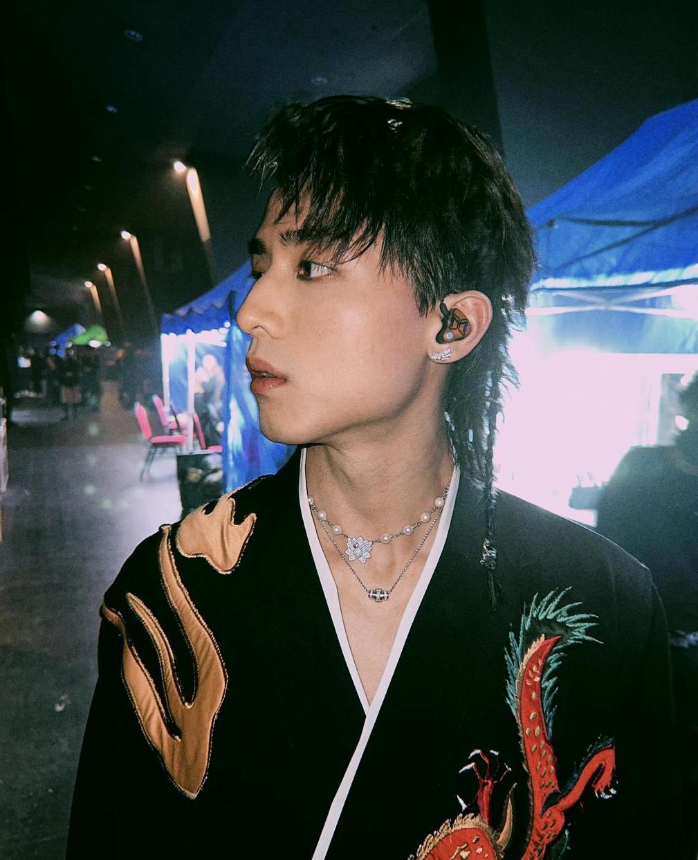 AK曾是中學足球校隊成員,曾表示渴望拍足球題材作品。