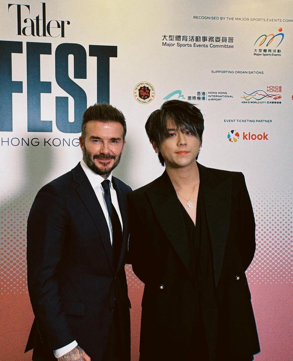 姜濤在大球場活動成功集郵,與碧咸合照。