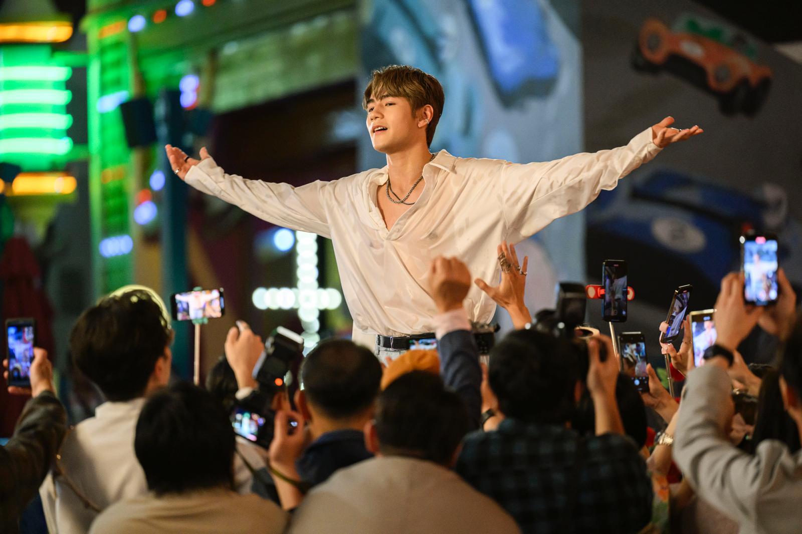 Jeffrey在《飯戲攻心2》一場濕身戲,令不少fans尖叫。