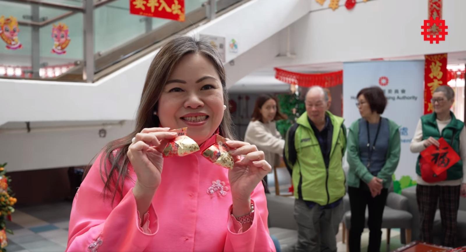 Ray Online|羅淑佩探訪長者住屋 大送手寫揮春 (fb@房委會 - 公屋人情風貌 Housing Authority - Public Housing Vistas)