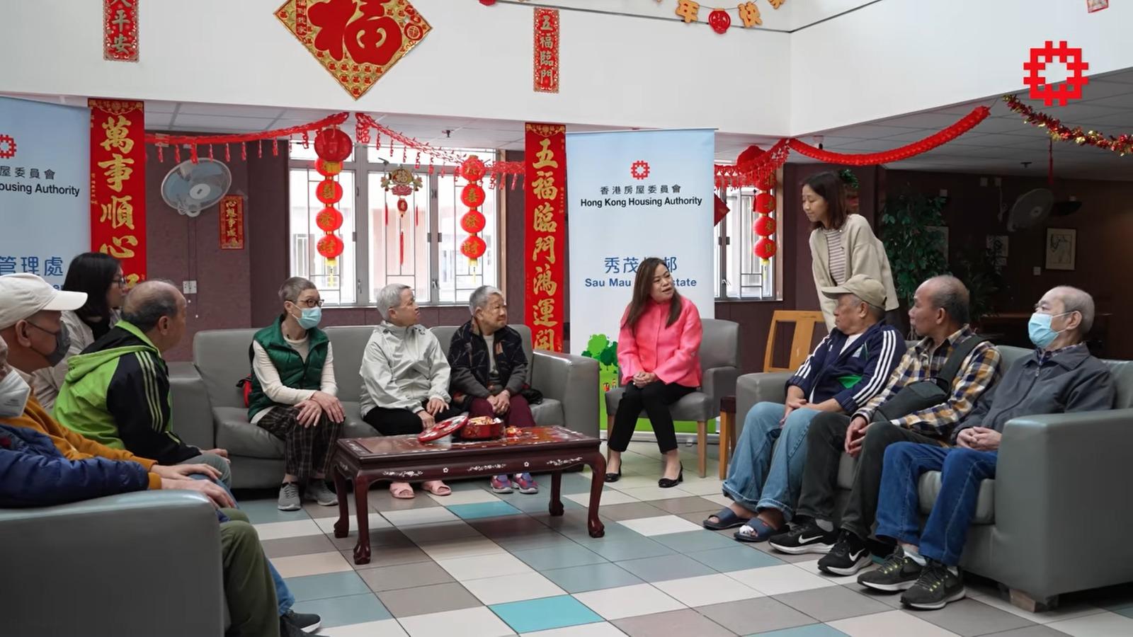 Ray Online|羅淑佩探訪長者住屋 大送手寫揮春 (fb@房委會 - 公屋人情風貌 Housing Authority - Public Housing Vistas)