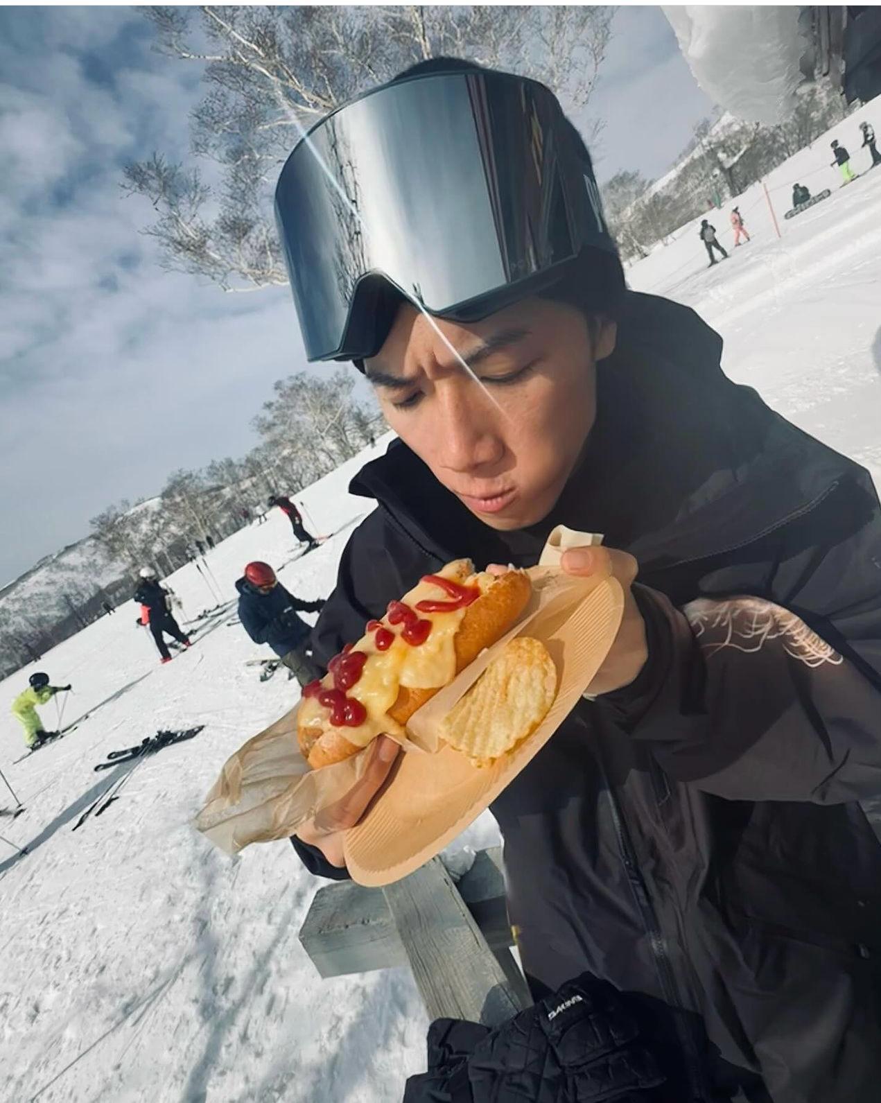 Stanley「大表波」本來要為操肌戒口,但旅遊忍不住吃熱狗。