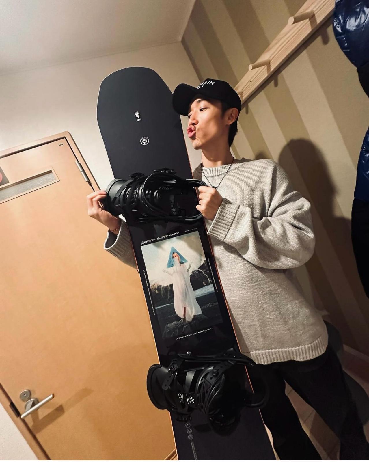 Stanley買了人生第一塊滑雪板。