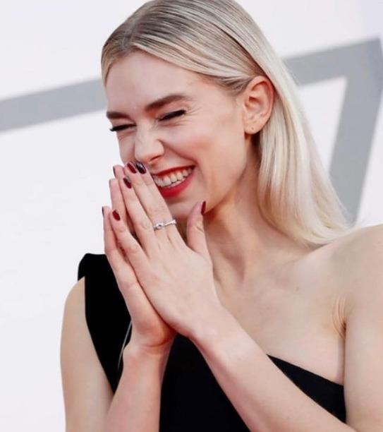 雲妮莎卻比(Vanessa Kirby)飾演《神奇4俠》的隱形女俠