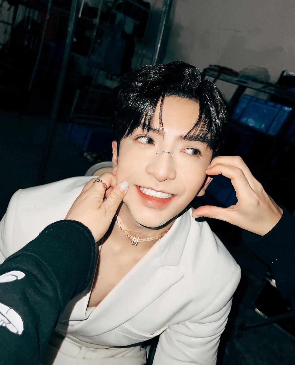 Anson Lo情人節派福利,送可愛「「I 搣 U」照片。