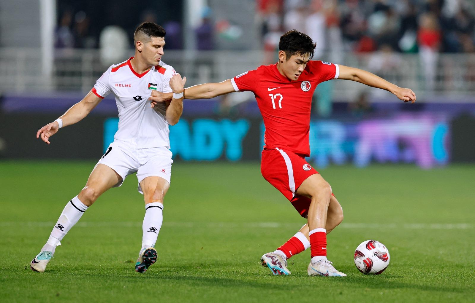 亞洲盃分組賽,香港足球隊Vs巴勒斯坦,陳晉一於左路推進。(路透社)