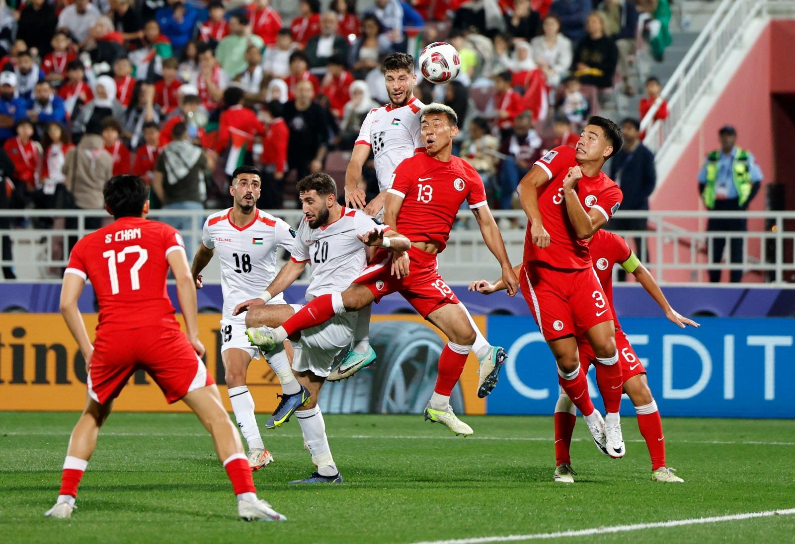 亞洲盃分組賽,香港足球隊Vs巴勒斯坦,李毅凱與對手爭頂。(路透社)