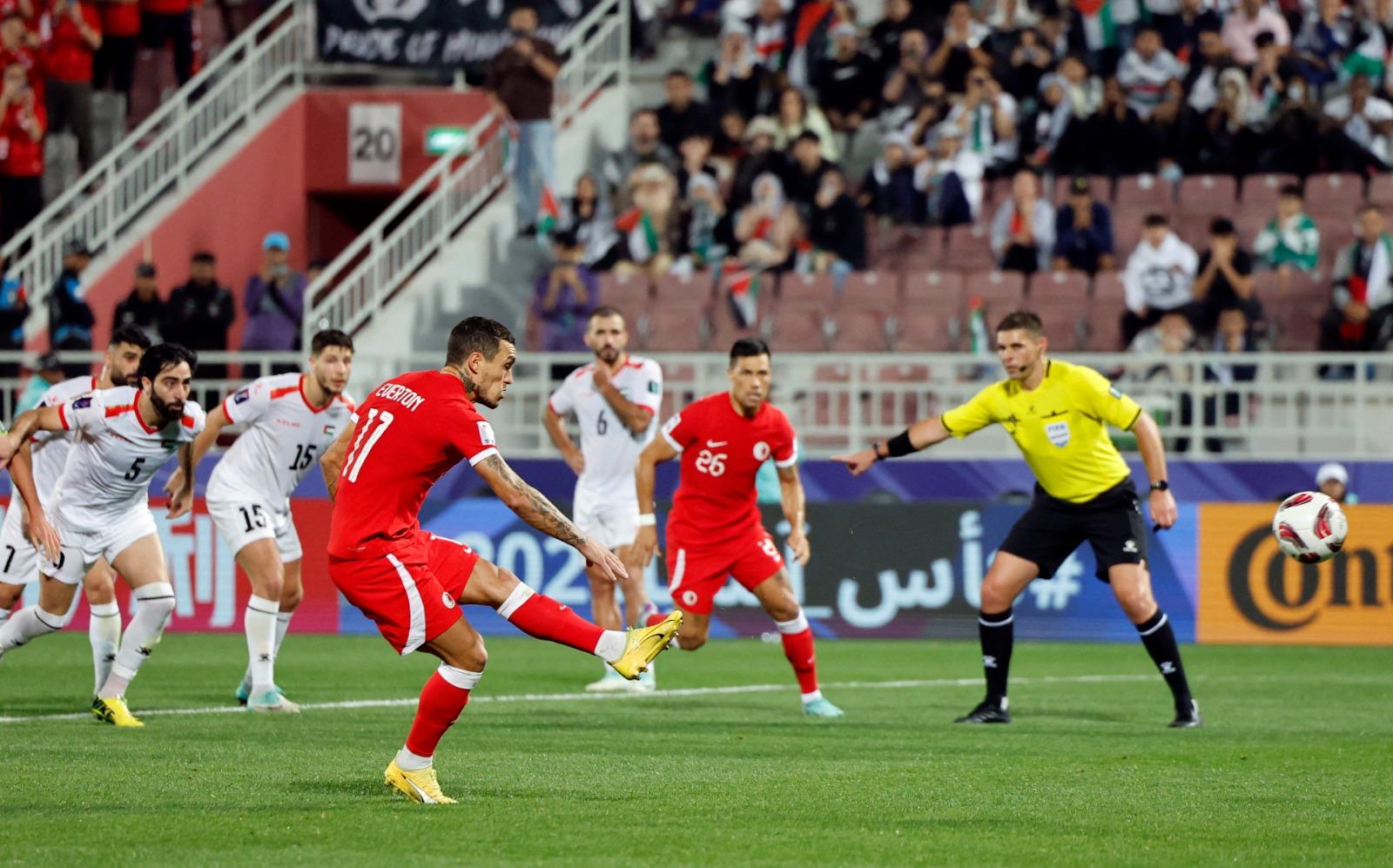 亞洲盃分組賽,香港足球隊Vs巴勒斯坦,圖為艾華頓射失12碼一刻。(路透社)