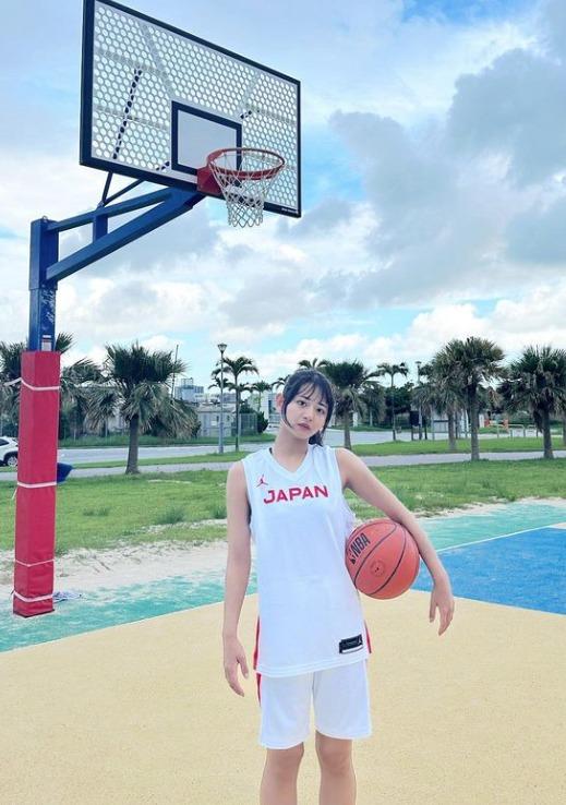 籃球女神高蒼蓳靚到踩入娛樂圈 真人版晴子小姐著比基尼抱籃球出寫真。(高蒼蓳IG)