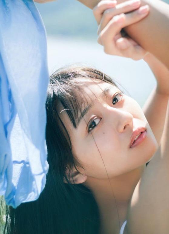 籃球女神高蒼蓳靚到踩入娛樂圈 真人版晴子小姐著比基尼抱籃球出寫真。(高蒼蓳IG)