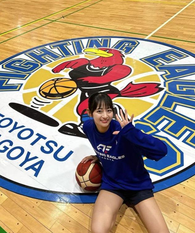 籃球女神高蒼蓳靚到踩入娛樂圈 真人版晴子小姐著比基尼抱籃球出寫真。(高蒼蓳IG)