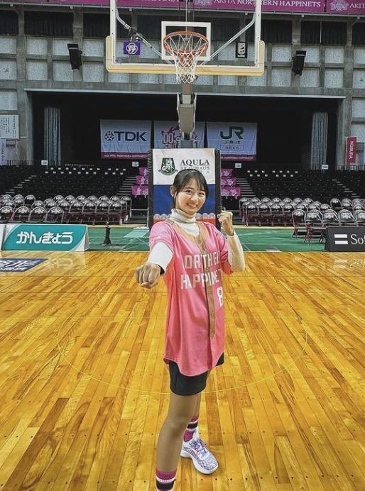 籃球女神高蒼蓳靚到踩入娛樂圈 真人版晴子小姐著比基尼抱籃球出寫真。(高蒼蓳IG)