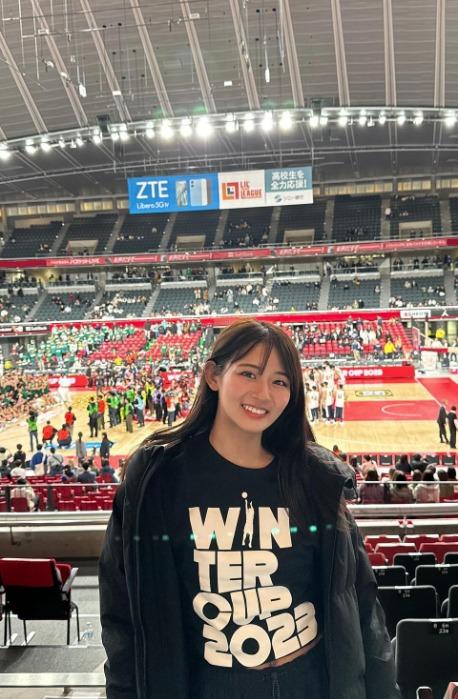 籃球女神高蒼蓳靚到踩入娛樂圈 真人版晴子小姐著比基尼抱籃球出寫真。(高蒼蓳IG)