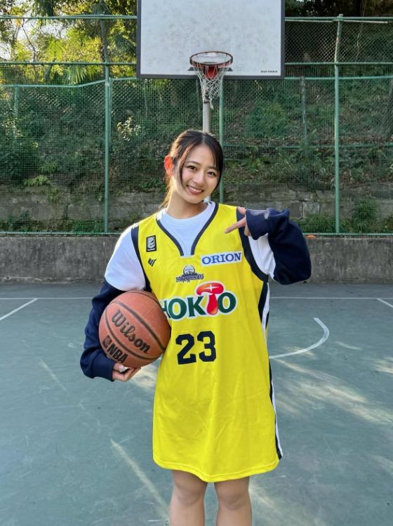 籃球女神高蒼蓳靚到踩入娛樂圈 真人版晴子小姐著比基尼抱籃球出寫真。(高蒼蓳IG)