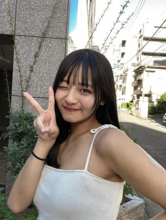 籃球女神高蒼蓳靚到踩入娛樂圈 真人版晴子小姐著比基尼抱籃球出寫真。(高蒼蓳IG)