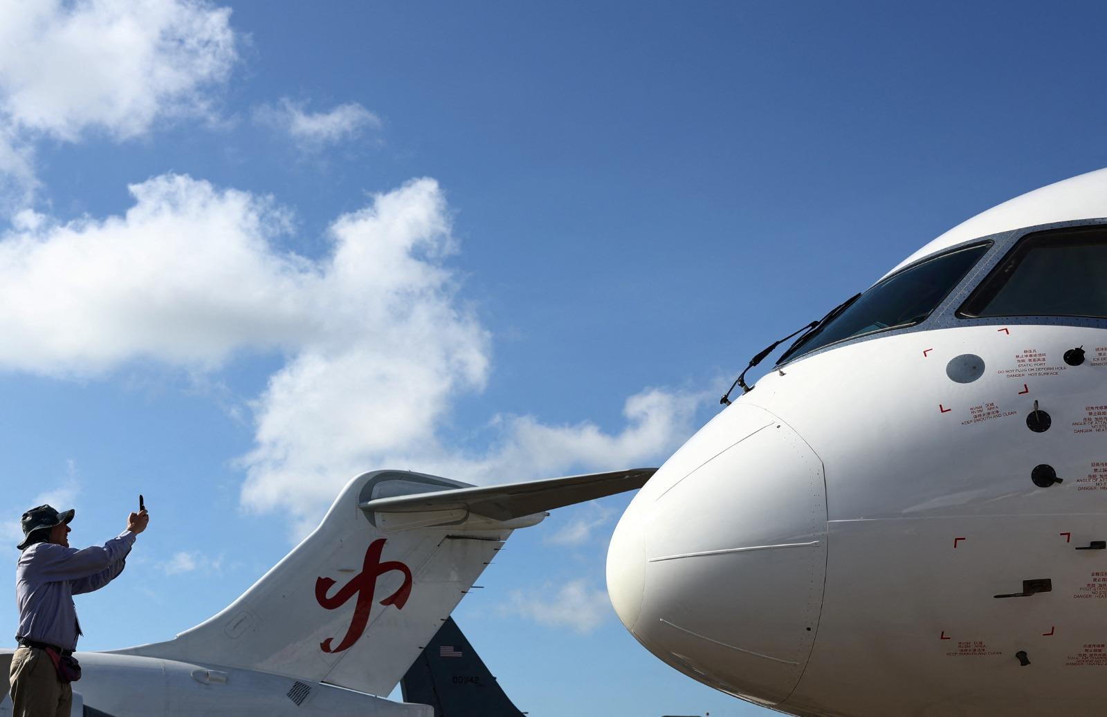 C919|新加坡航展開幕 國產客機亮相呈現階段性發展成果。(路透社)