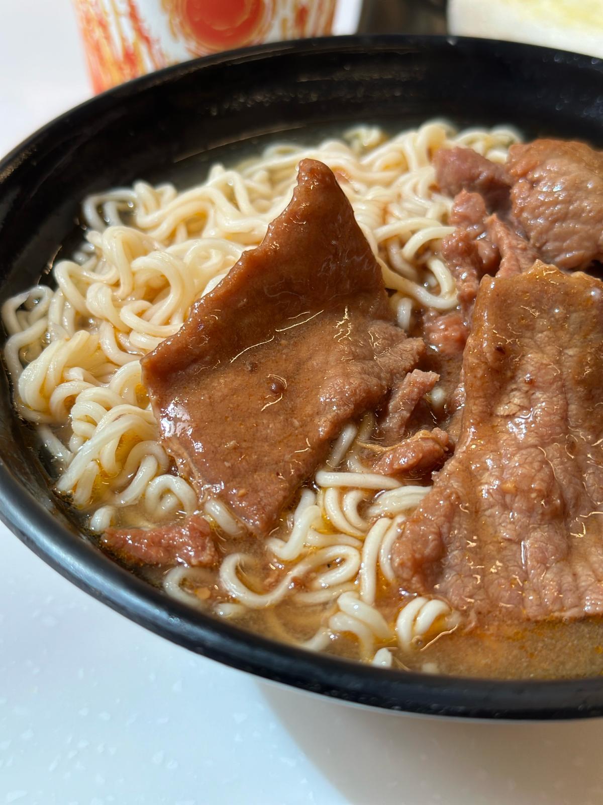 南朗山道熟食市場的美景美食店使用大光麵製作沙嗲牛肉麵。