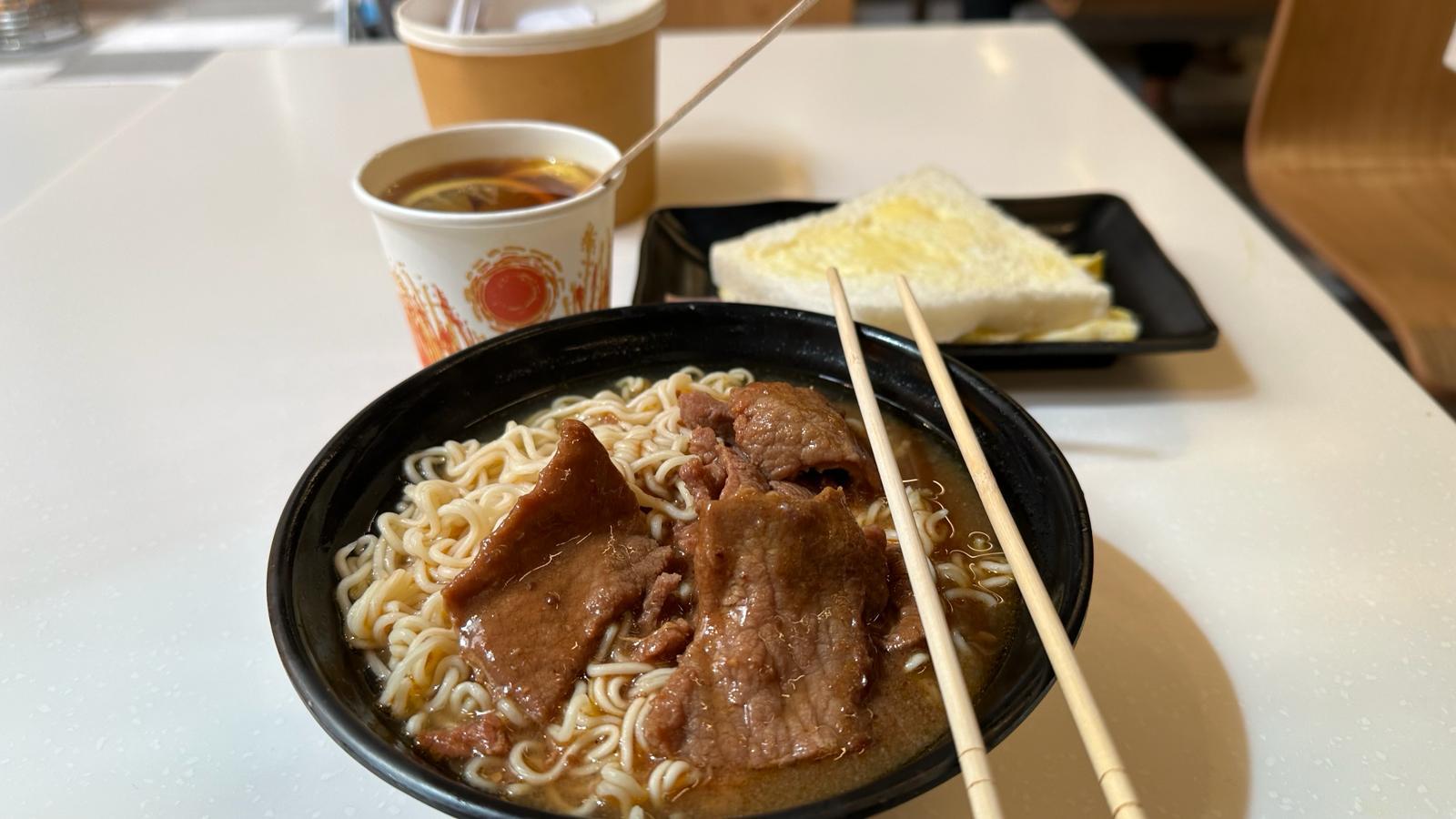 南朗山道熟食市場的美景美食店使用大光麵製作沙嗲牛肉麵。