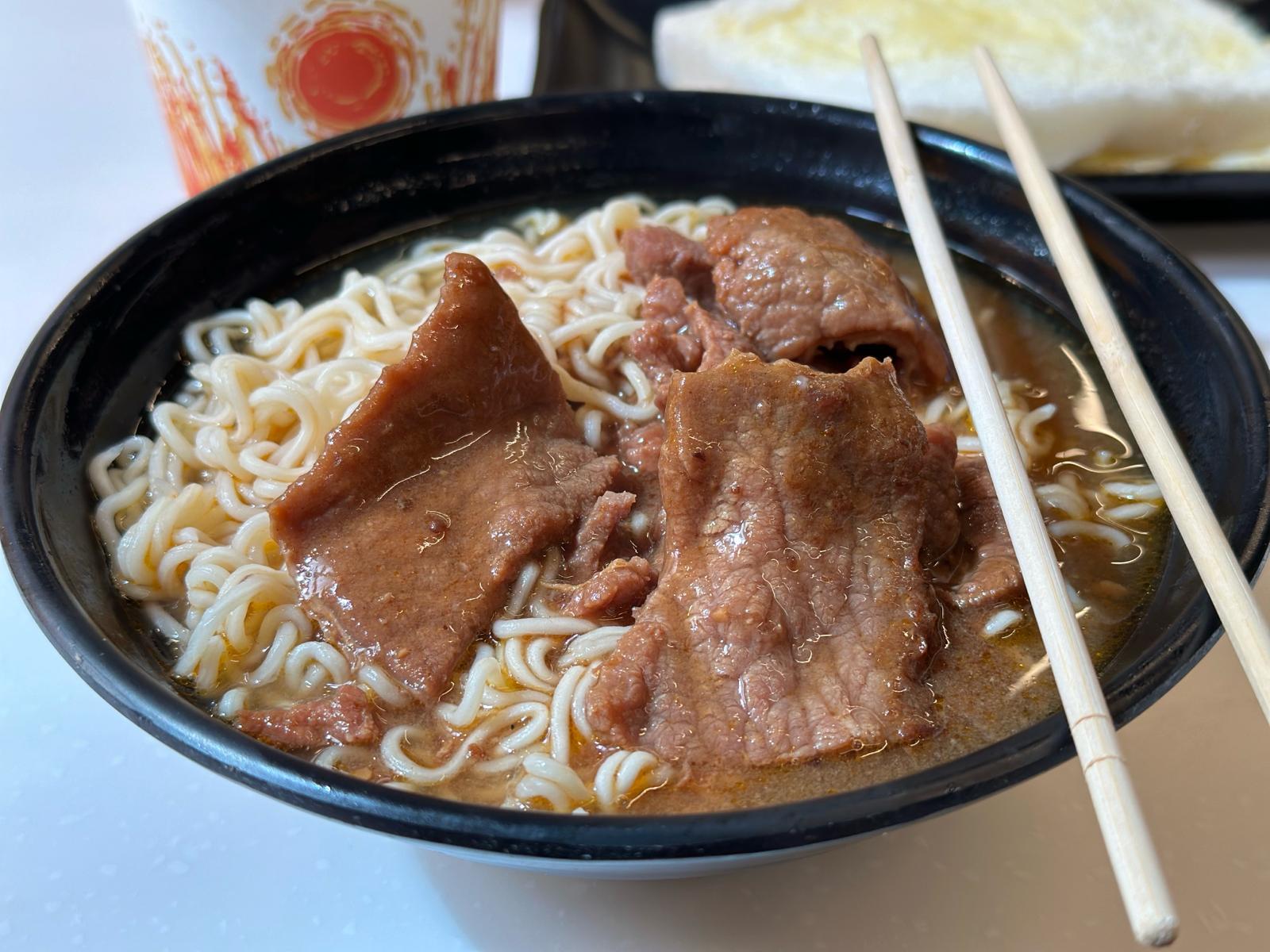 南朗山道熟食市場的美景美食店使用大光麵製作沙嗲牛肉麵。