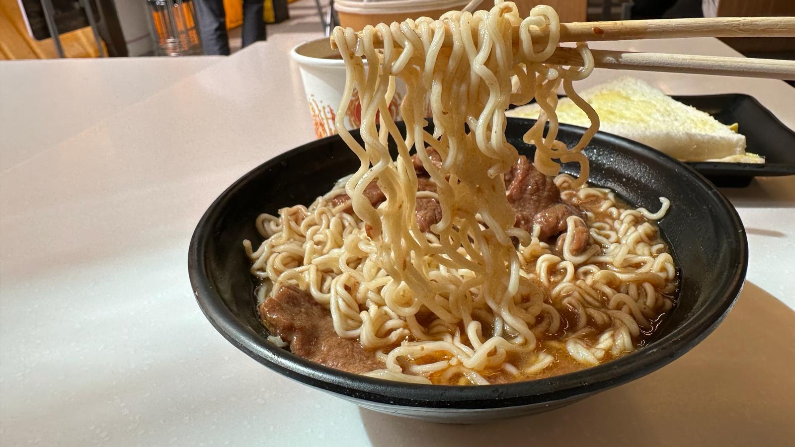 南朗山道熟食市場的美景美食店使用大光麵製作沙嗲牛肉麵。