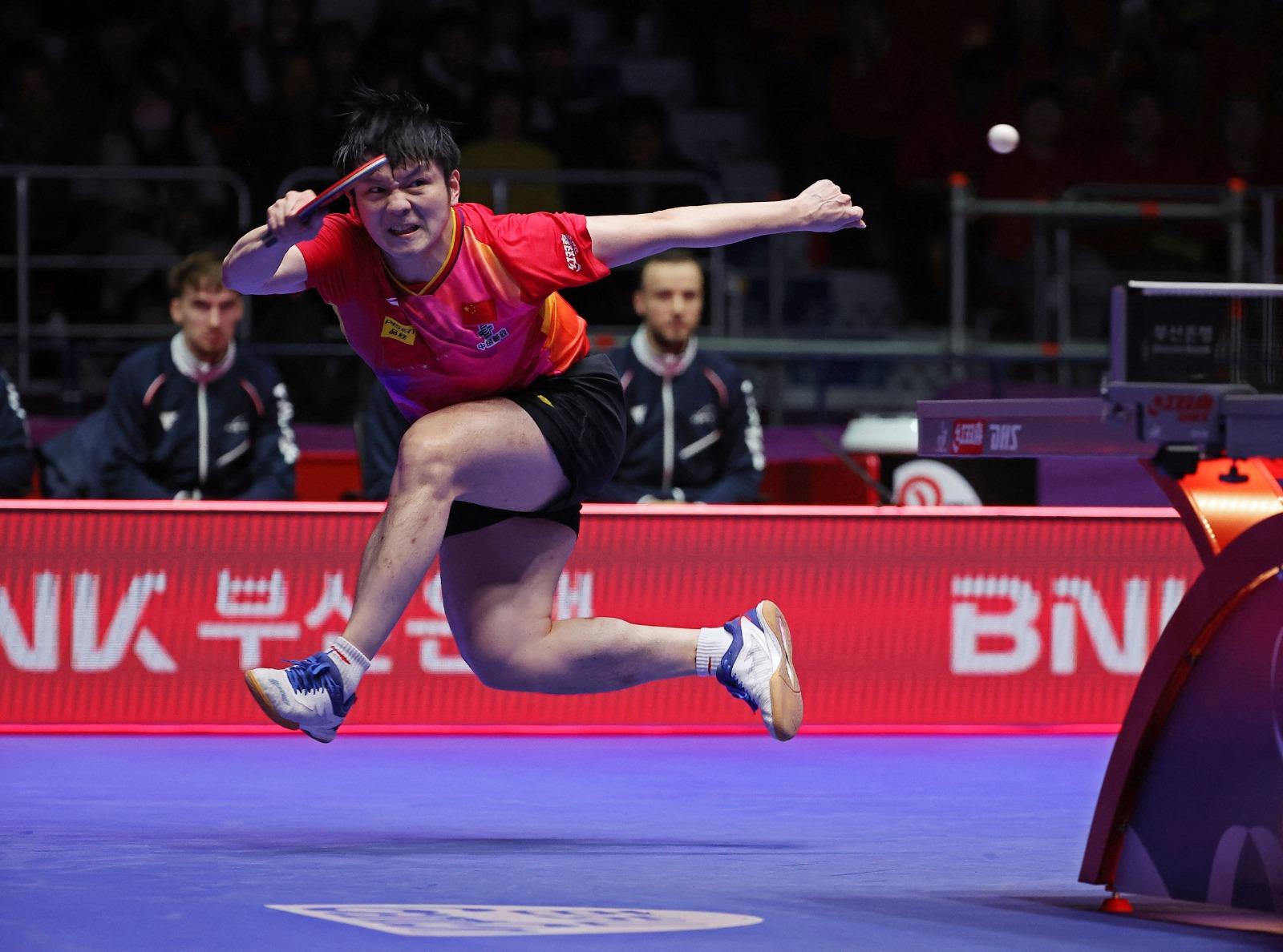 乒乓團體世錦賽男團決賽,樊振東、王楚欽、馬龍、梁靖崑、林高遠組成的中國隊直落3場擊敗法國封王(路透社)