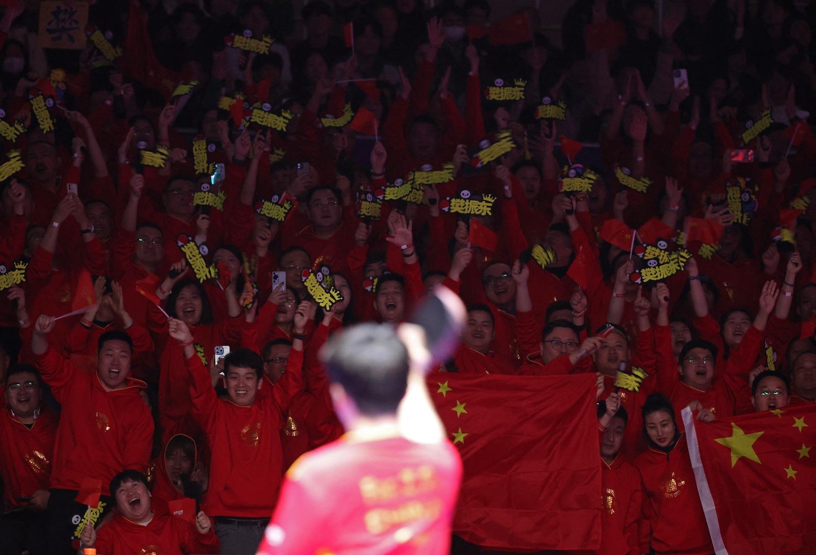 乒乓團體世錦賽男團決賽,樊振東、王楚欽、馬龍、梁靖崑、林高遠組成的中國隊直落3場擊敗法國封王(路透社)