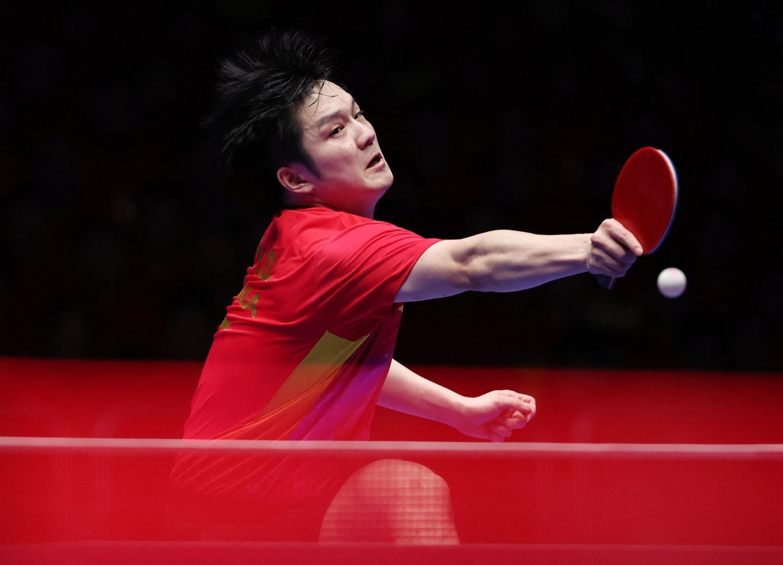 乒乓團體世錦賽男團決賽,樊振東、王楚欽、馬龍、梁靖崑、林高遠組成的中國隊直落3場擊敗法國封王(路透社)