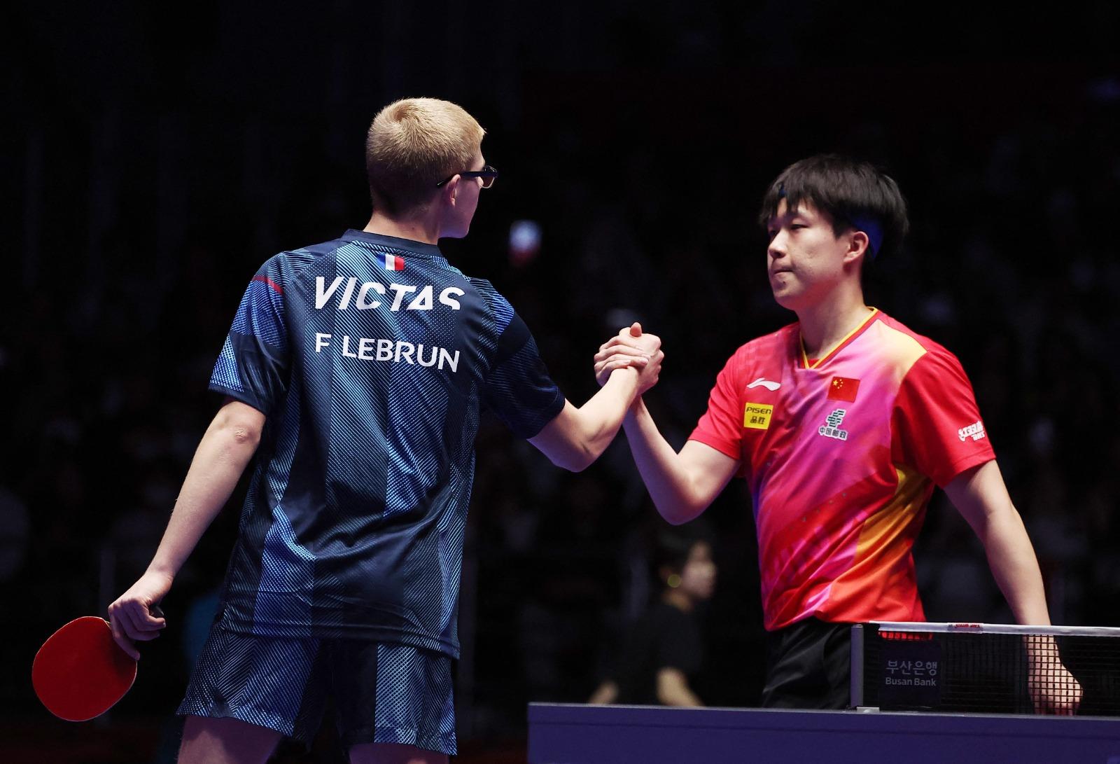 乒乓團體世錦賽男團決賽,樊振東、王楚欽、馬龍、梁靖崑、林高遠組成的中國隊直落3場擊敗法國封王(路透社)