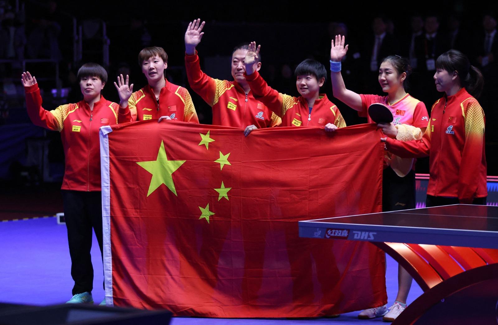 乒乓團體世錦賽女團決賽,中國的孫穎莎、陳夢、王曼昱、王藝迪、陳幸同 挫日本封后(路透社)