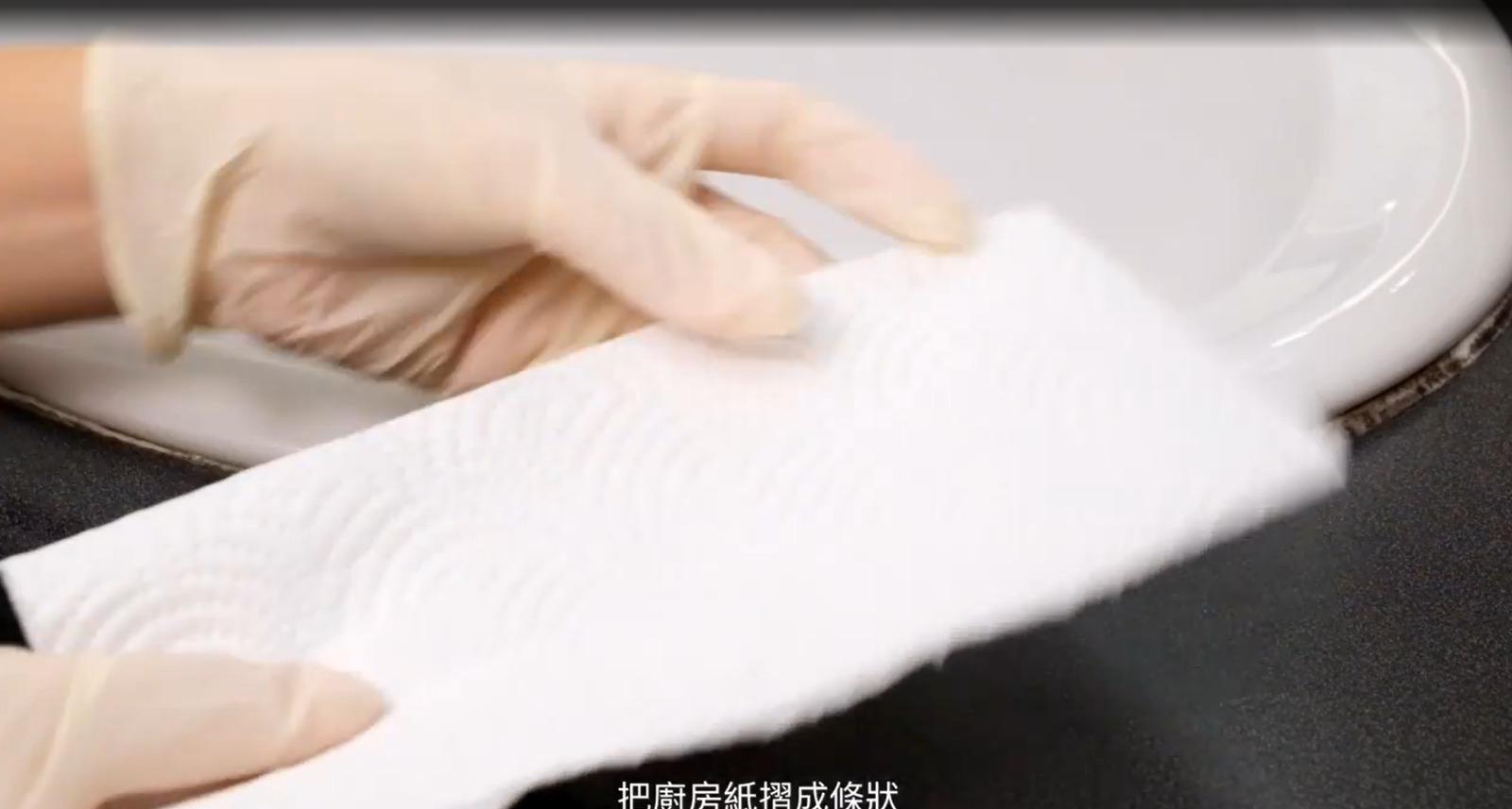 霉菌清潔丨以漂白水 / 雙氧水處理磁磚、洗手盆白邊發霉。