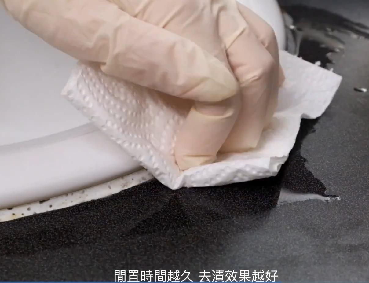 霉菌清潔丨以一湯匙硼砂:2L的清水合成的清潔劑,處理磁磚、洗手盆白邊發霉。