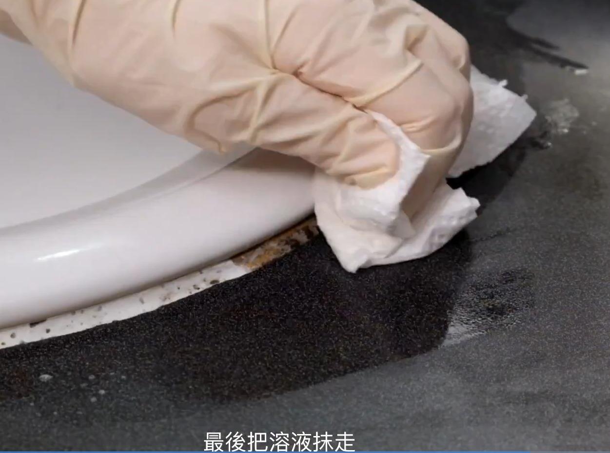 霉菌清潔丨以一湯匙硼砂:2L的清水合成的清潔劑,處理磁磚、洗手盆白邊發霉。