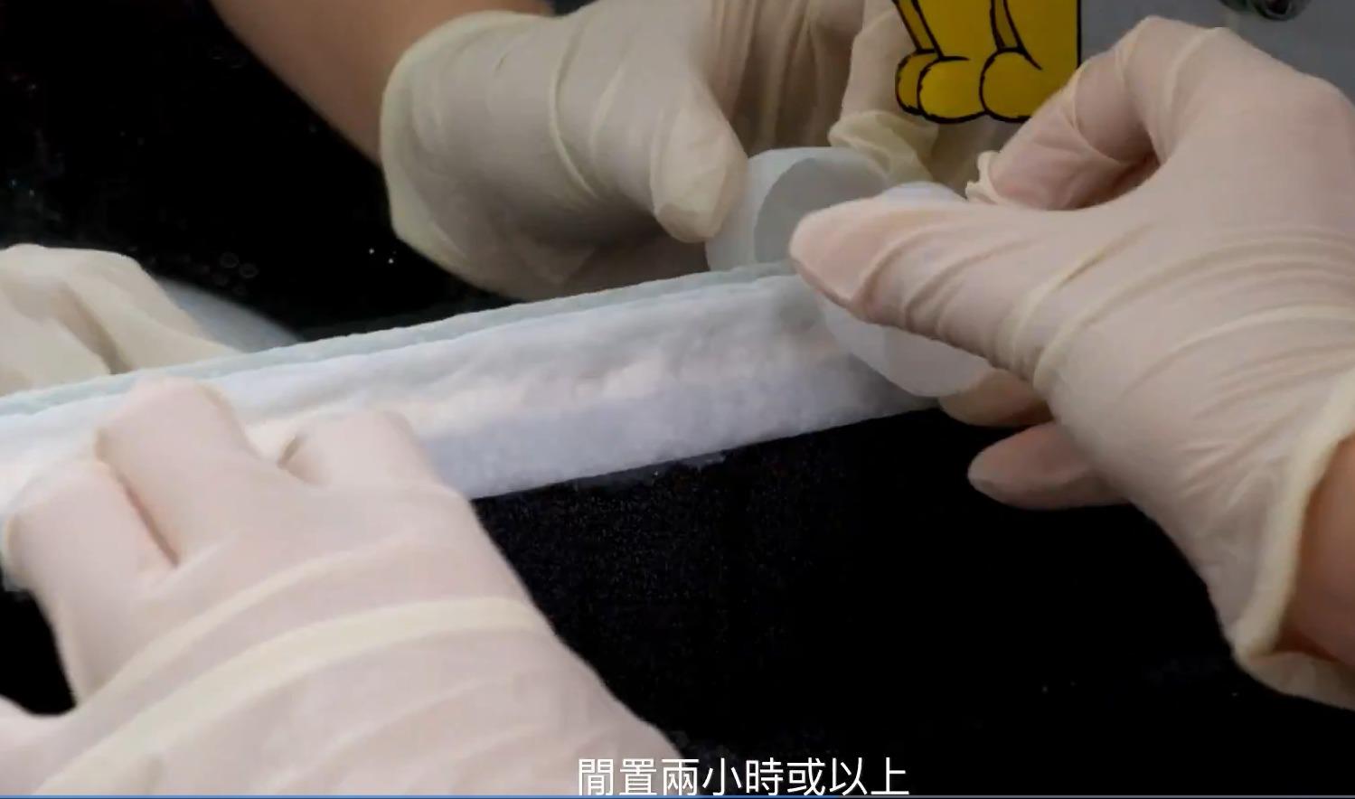 霉菌清潔丨以酒精及廚房紙,處理磁磚、洗手盆白邊發霉。