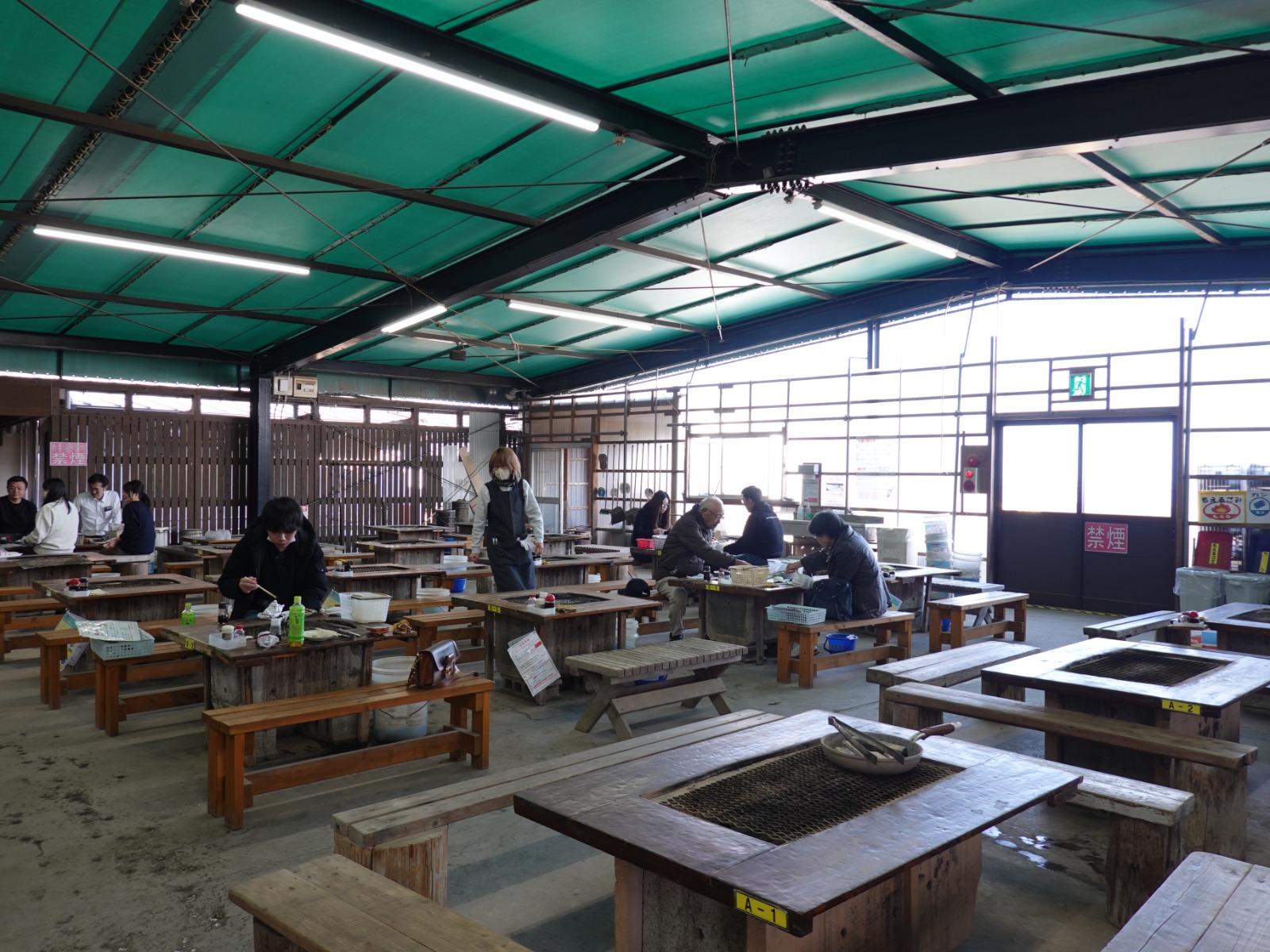 蠔小屋收費為大枱開爐連炭¥500(港幣約$26)、細枱¥300(港幣約$16),已包勞工手套、鐵鉗、筷子、碟及調味料等燒蠔工具