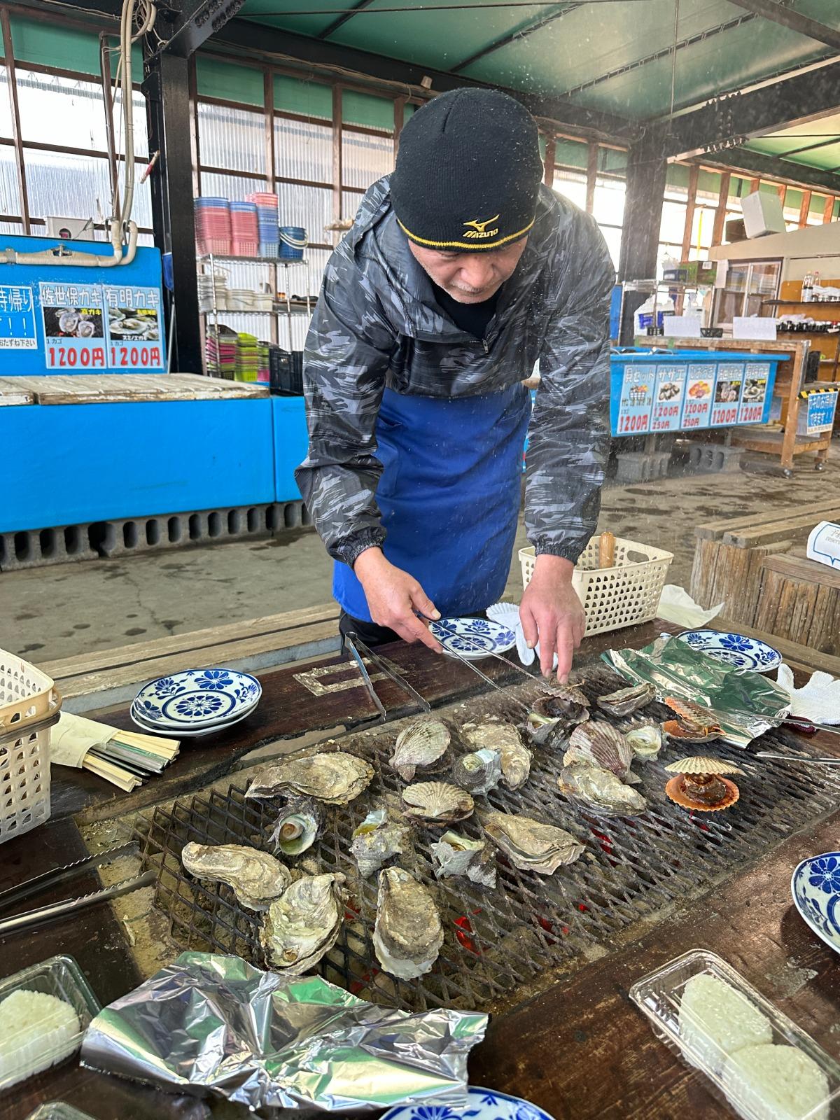 採揀完海鮮付款後,即獲安排入座,店家提供勞工手套、鐵鉗、筷子、碟及調味料等,客人即可自助燒烤