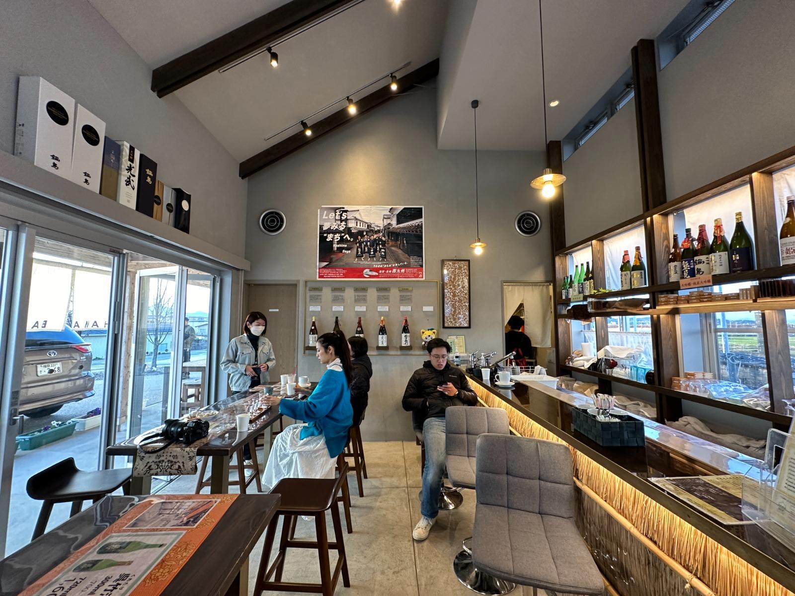 HAMA BAR店內以白色為主調,裝潢簡約,可以看到列車進月台的風景。