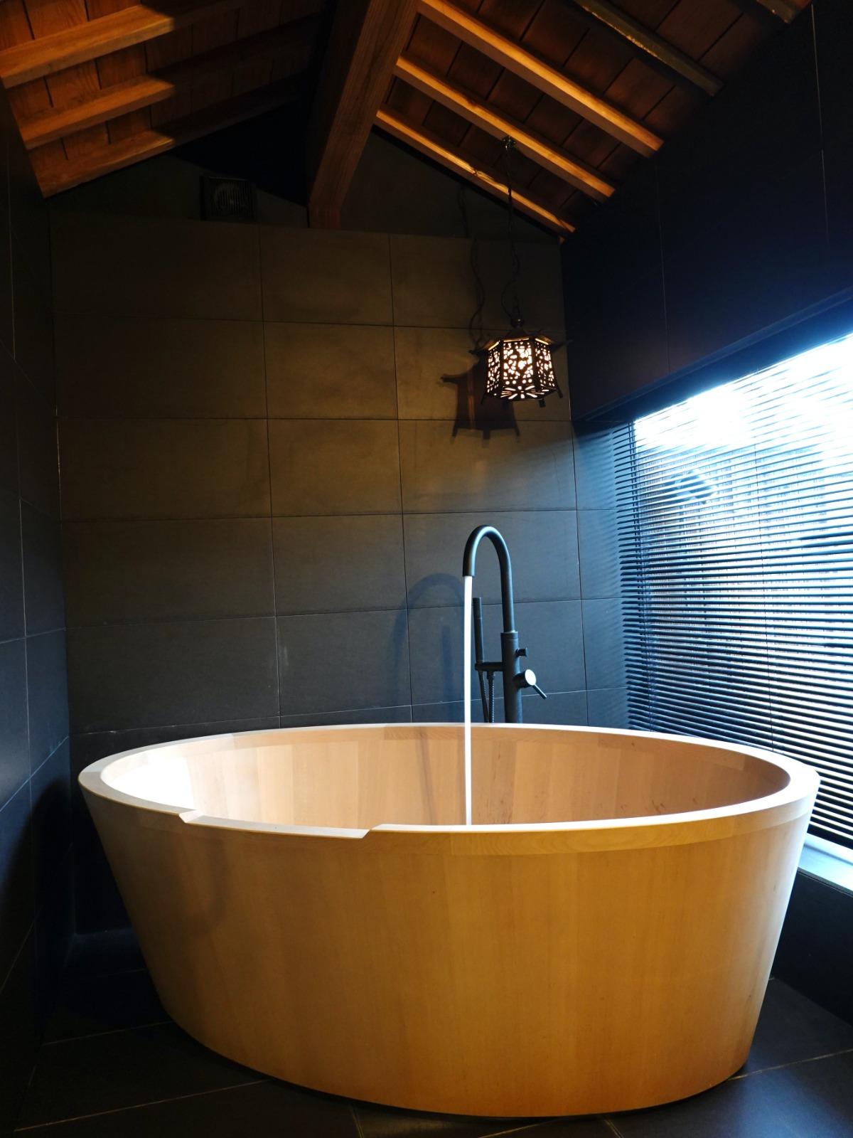 福岡景點 1樓「有明の海」套房設有了睡房、榻榻米房、廁所及半露天風呂,更可在公用空間享用免費當地清酒及佐酒小吃。