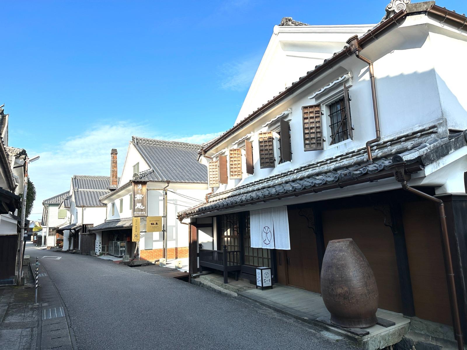 福岡景點 於2022年1月開業、由町家活化改裝的高級旅宿「茜さす肥前浜宿」是一幢建於明治中期的「白壁土藏造」町家,而這種外牆塗上白色、以土做牆身的倉庫風格傳统建築物,在日本國內也賣少見少。