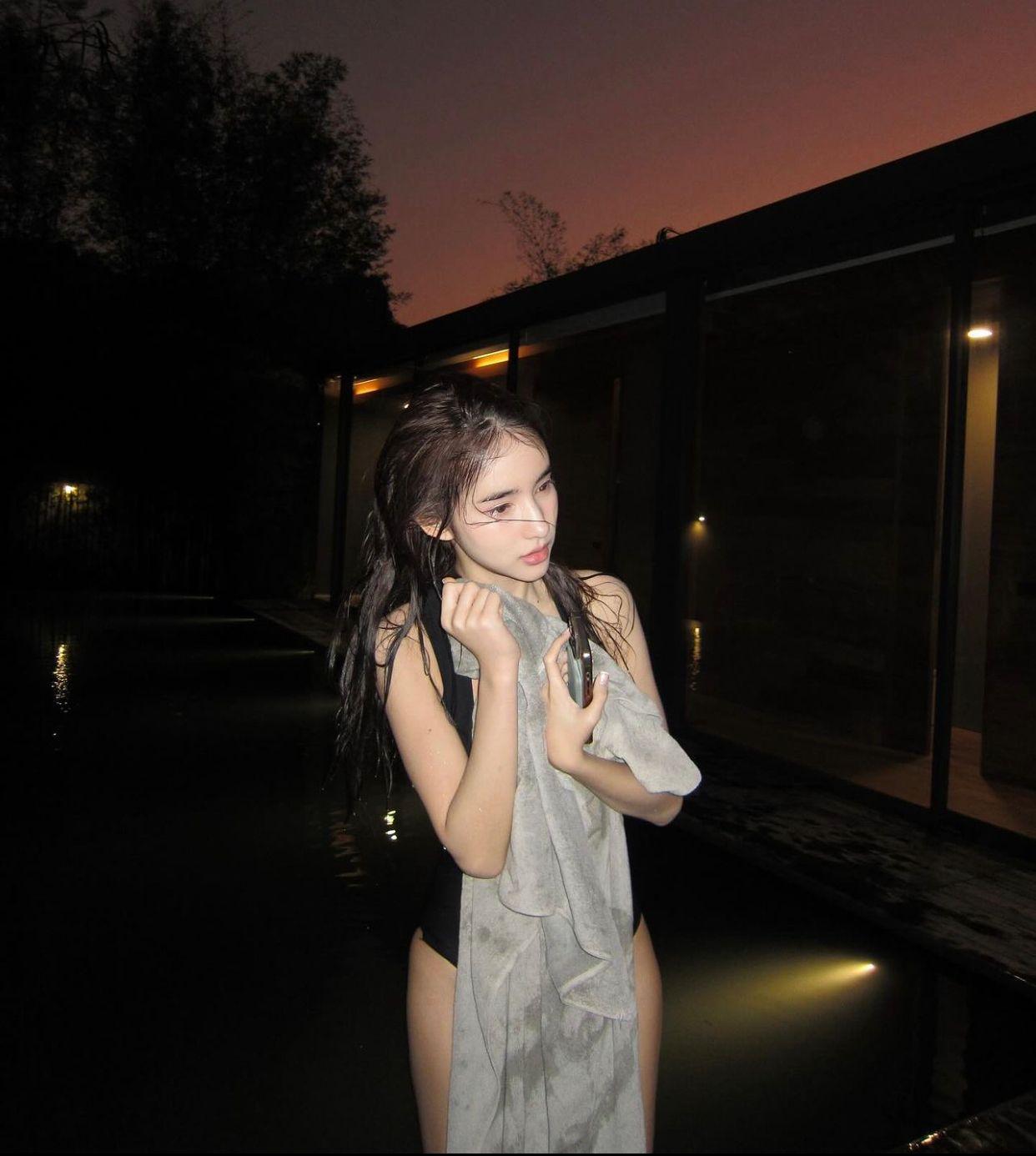 今天是情人節,Yoshi化身住家菜拍攝性感寫真。