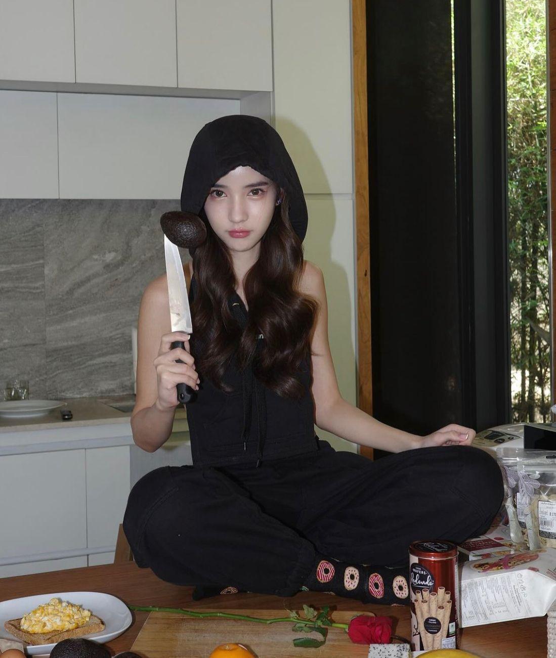 Yoshi拿起菜刀拍住家菜寫真。