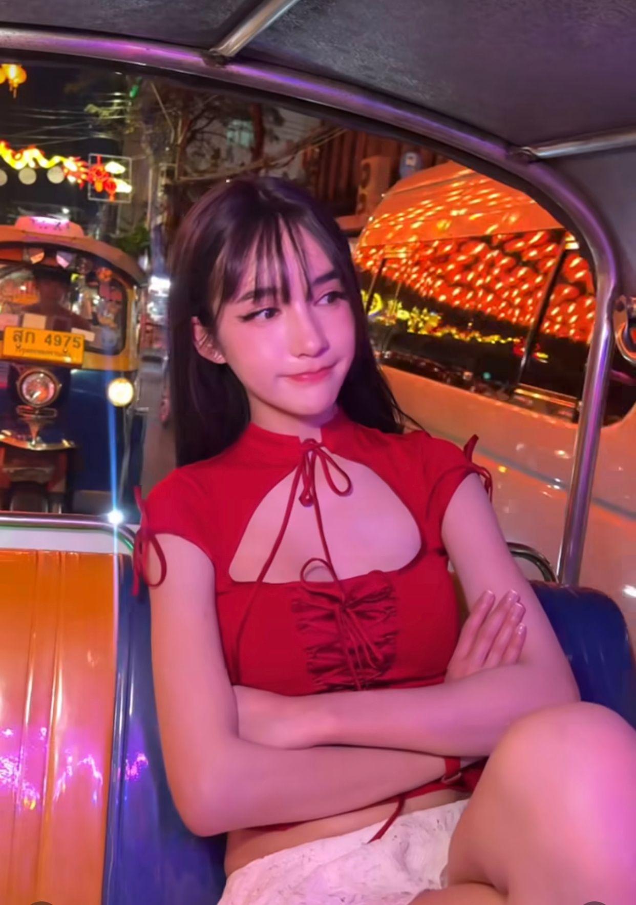 Yoshi坐篤篤穿梭鬧市。