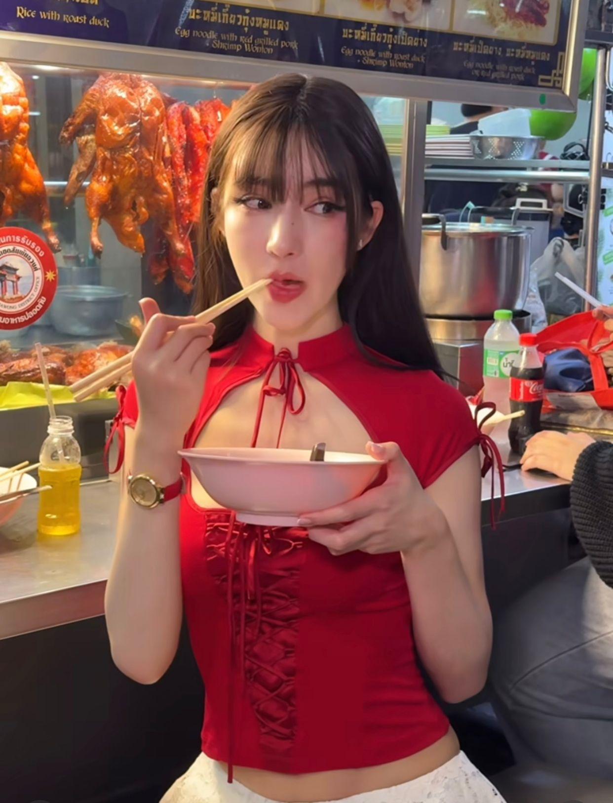 Yoshi穿上紅色上衣性感拜年。