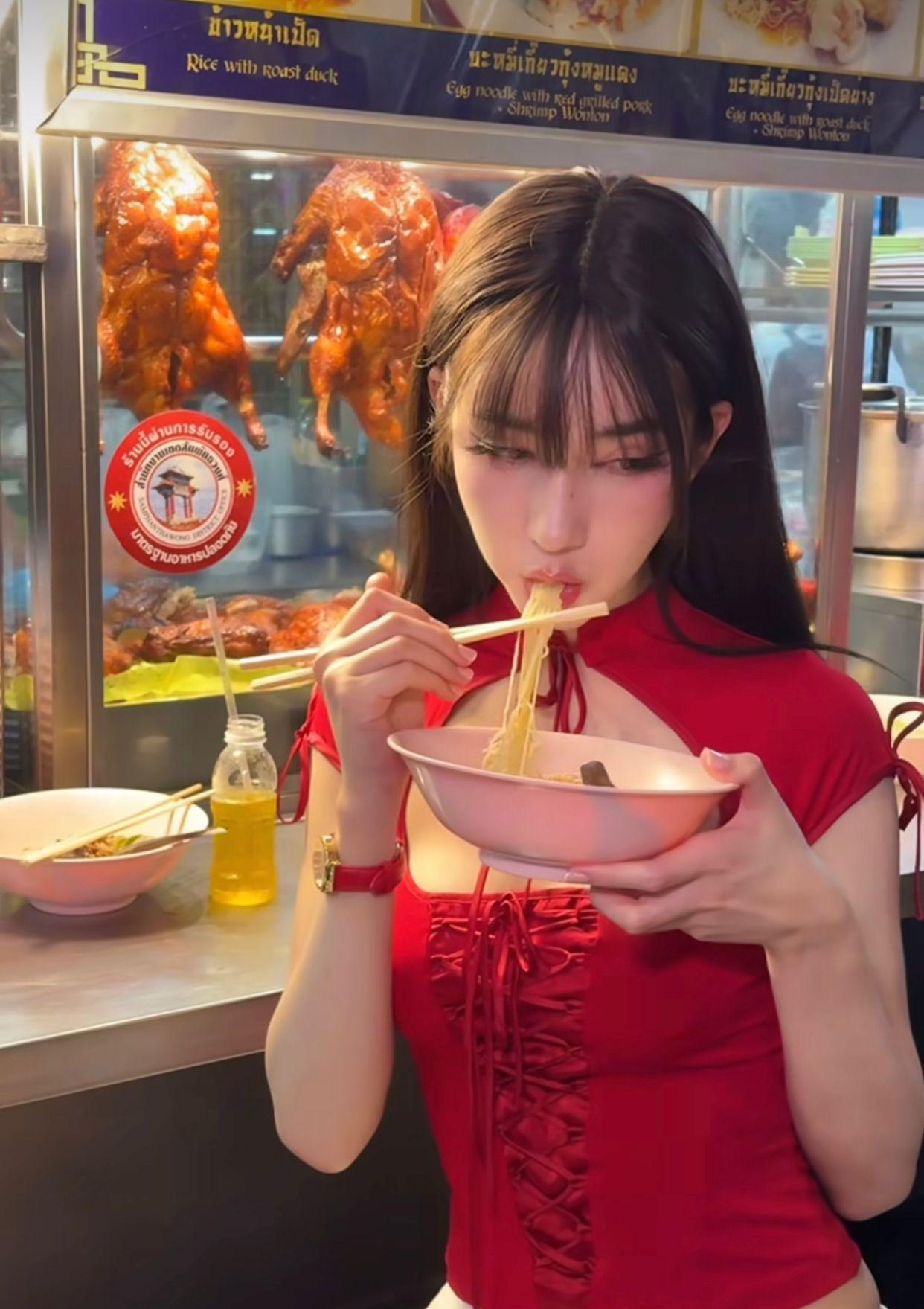 Yoshi以性感打扮現身街頭食麵。