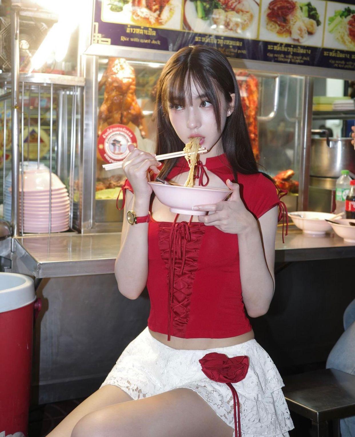 Yoshi以性感打扮現身街頭食麵。