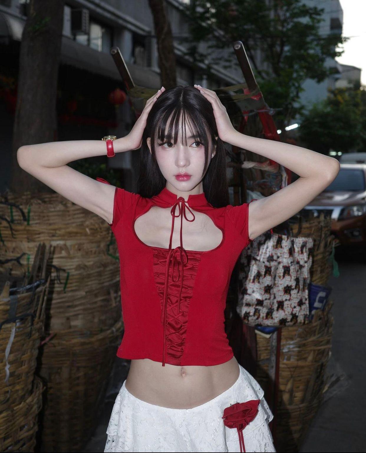 Yoshi上半身十足利是封,拍攝一輯賀年靚相。