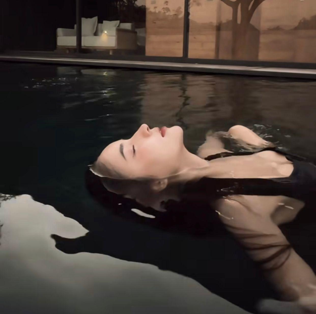 變性Yoshi以出水芙蓉大擺誘人甫士。