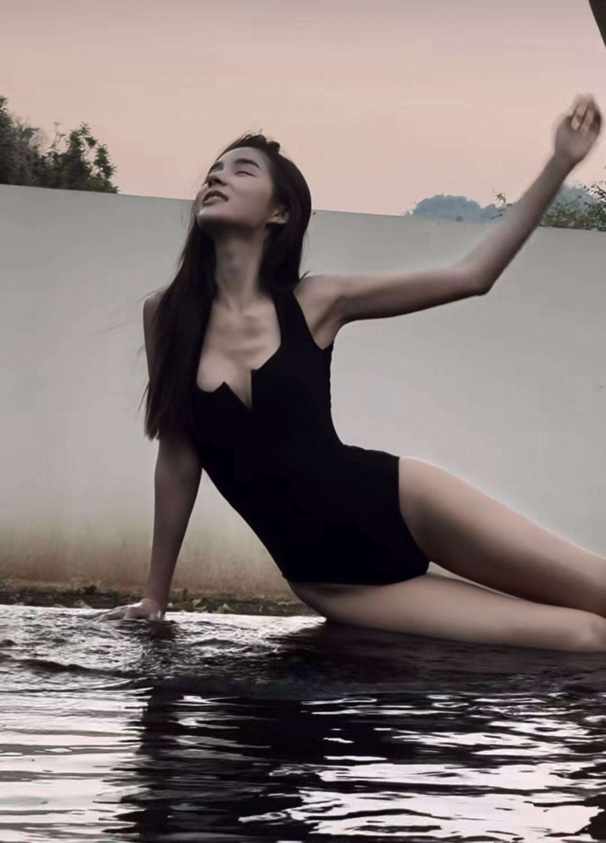 變性Yoshi以出水芙蓉大擺誘人甫士。