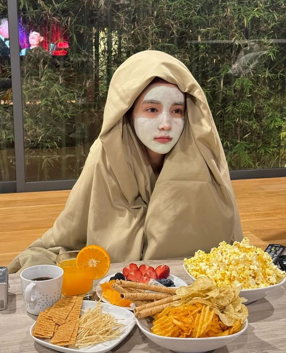 Yoshi敷mask示人。