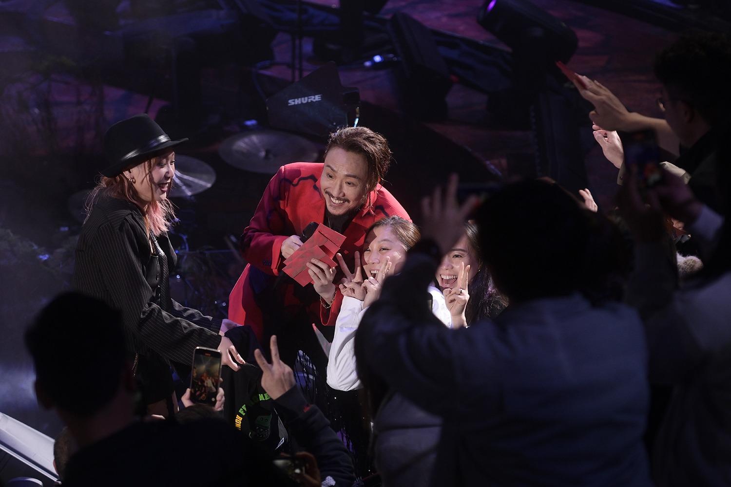 鄭中基世界巡迴演唱會香港站昨日於紅館舉行第二場。