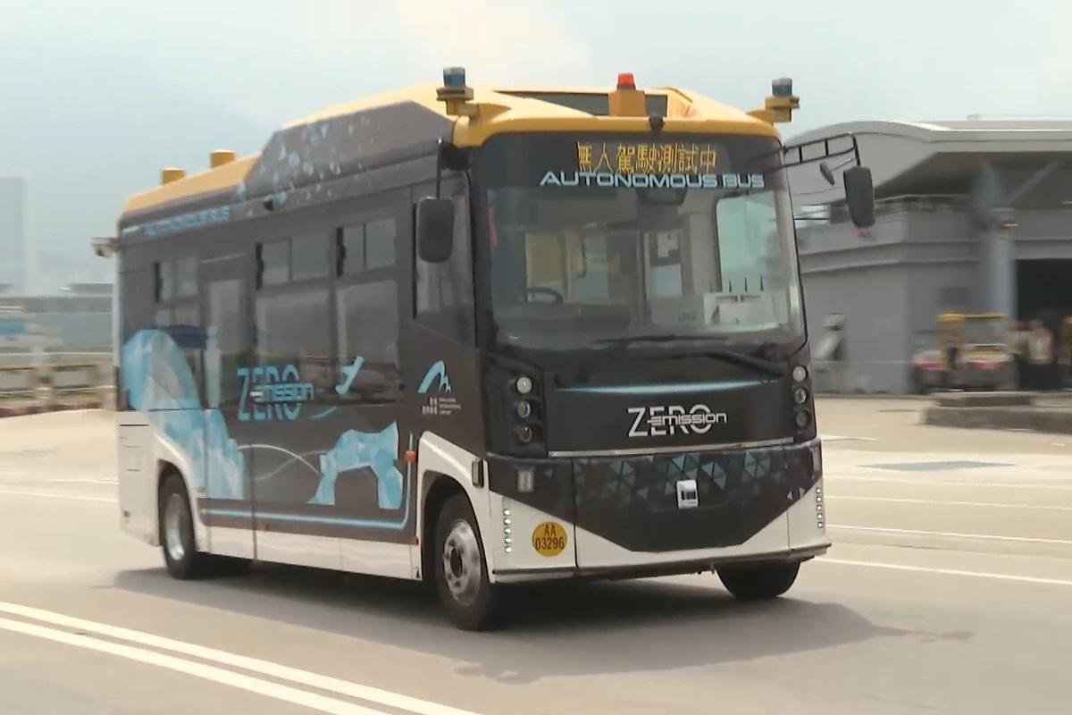 夏寶龍在機場視察無人駕駛車輛運作。(政府新聞處片段截圖)